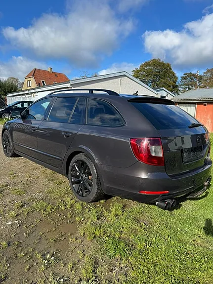 Skoda Superb 2010 photo 5
