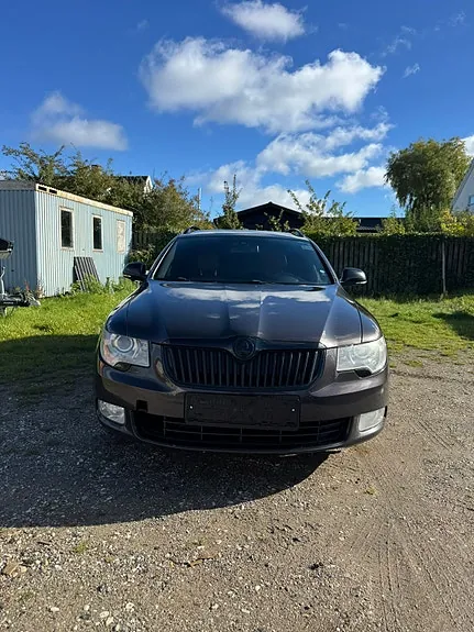 Skoda Superb 2010 photo 2