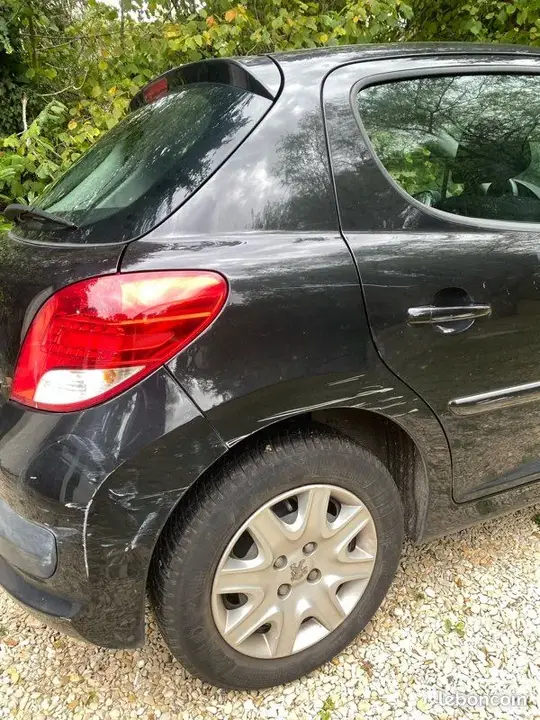 Peugeot 207 2011 photo 3