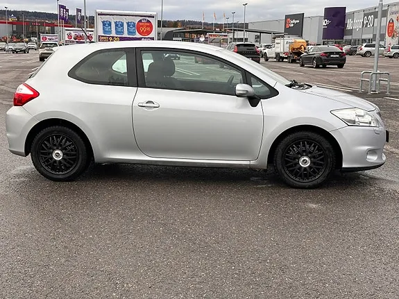Toyota Auris 2010 photo 2
