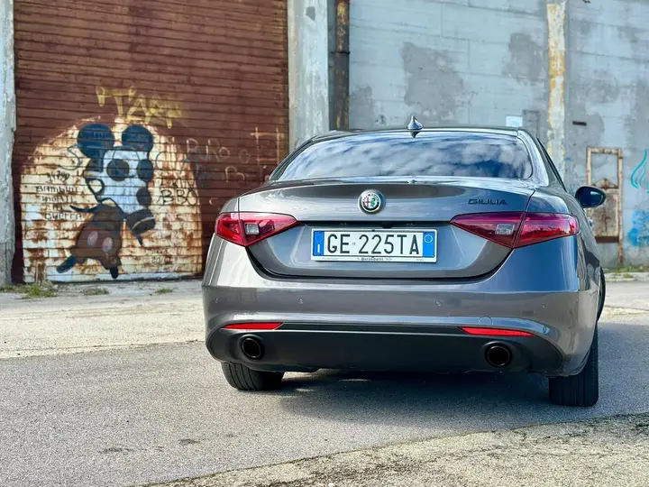 Alfa Romeo Giulia 2021 photo 2