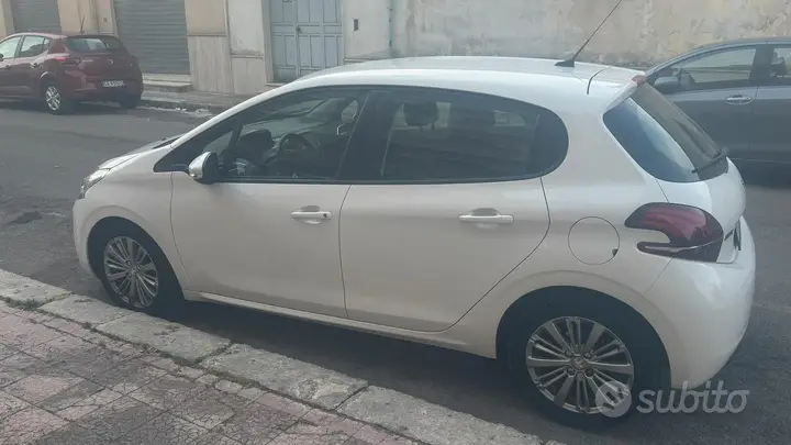 Peugeot 208 2019 photo 3