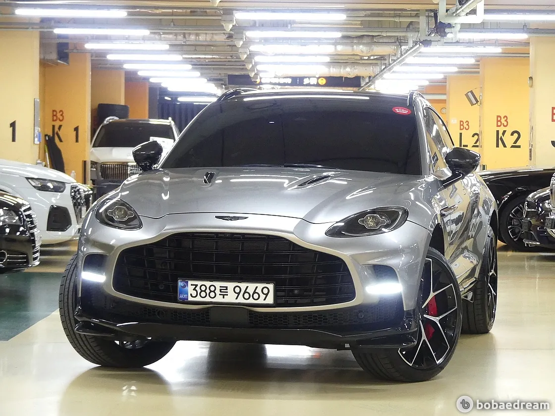 Aston Martin Dbx707