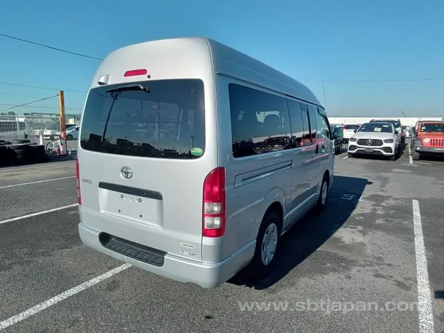 Toyota Hiace Van 2011 photo 4
