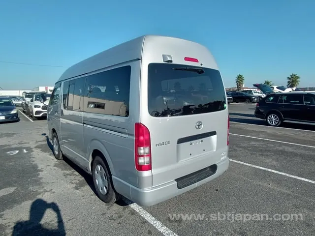 Toyota Hiace Van 2011 photo 3