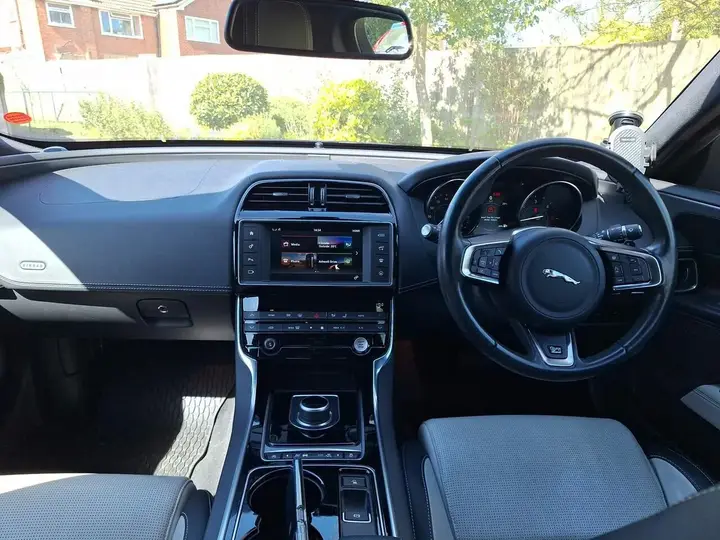 Jaguar Xe 2016 photo 5