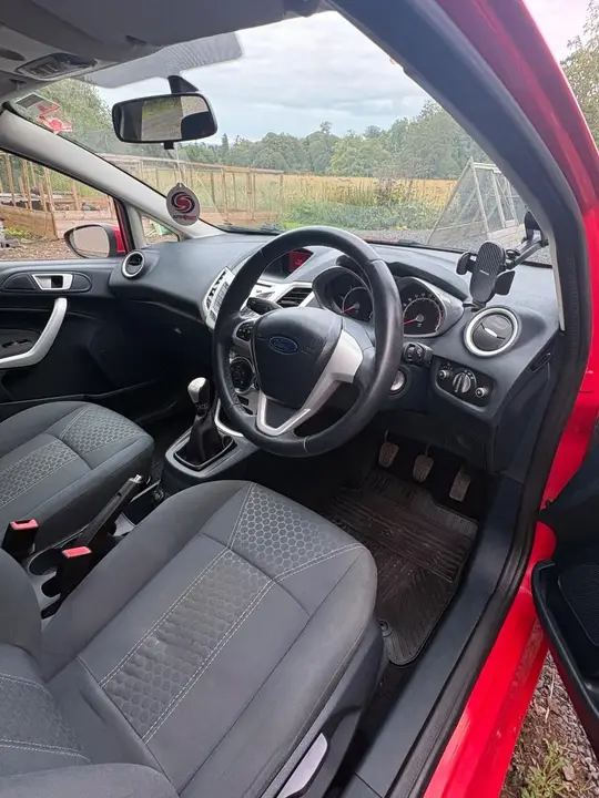Ford Fiesta 2012 photo 3