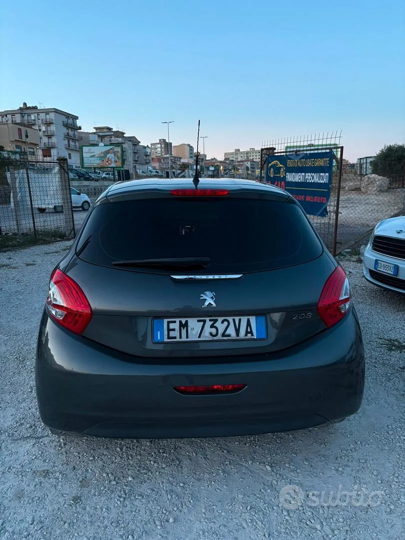 Peugeot 208 2012 photo 2