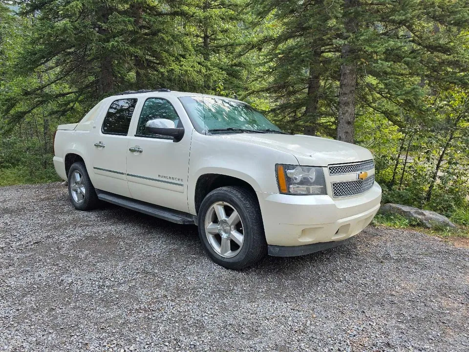 Chevrolet Avalanche 2012 photo 2