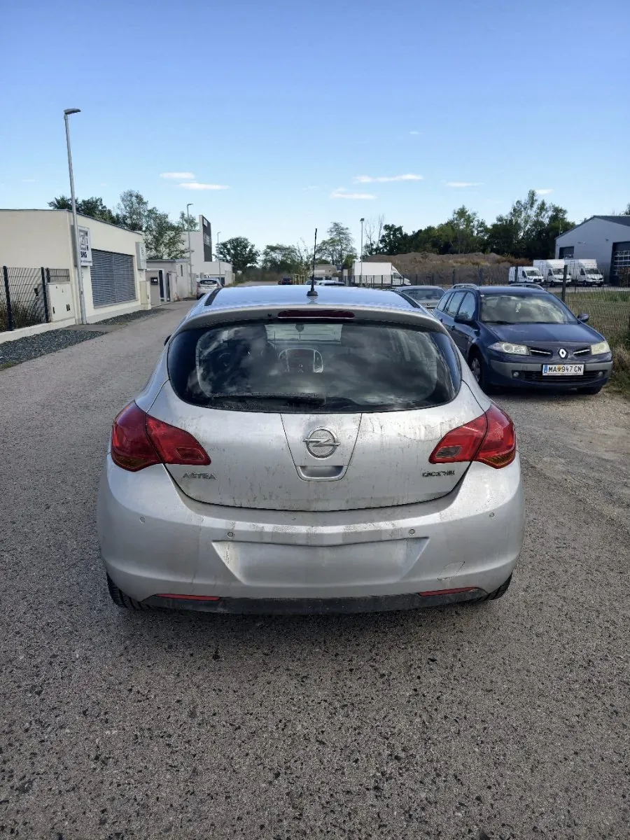 Opel Astra 2010 photo 2