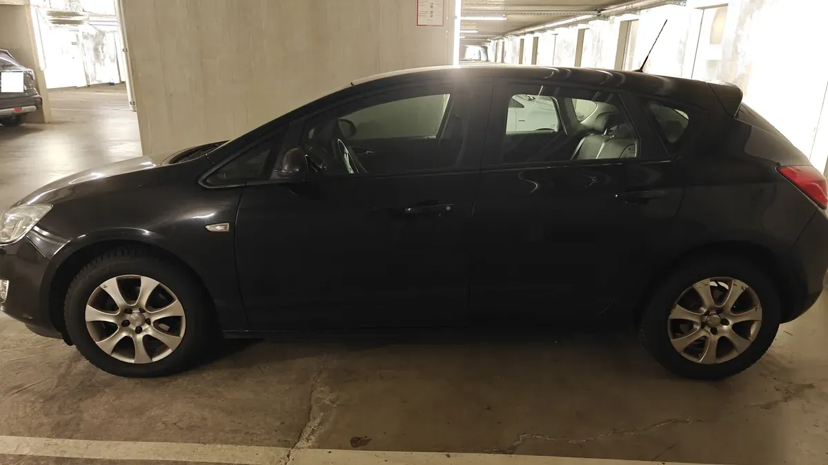 Opel Astra 2010 photo 2