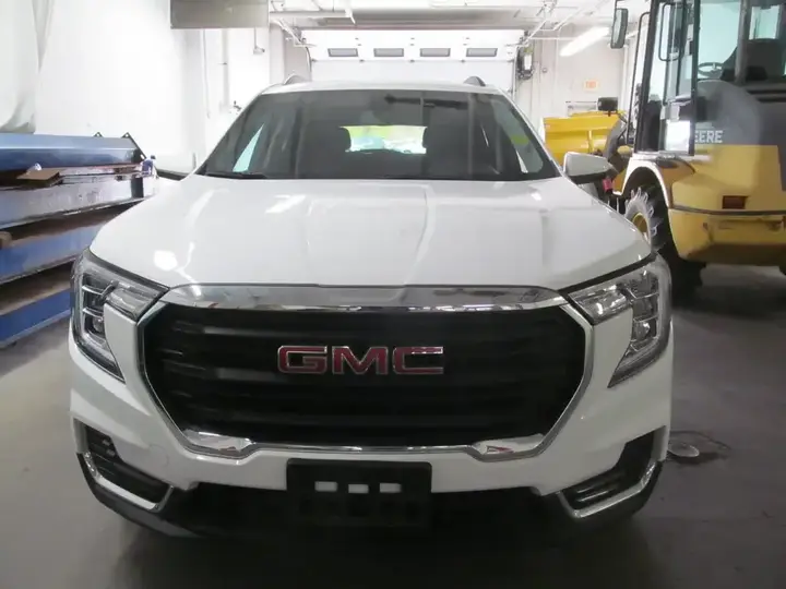 GMC Terrain 2024 photo 2