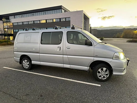 Toyota Hiace 2011 photo 3