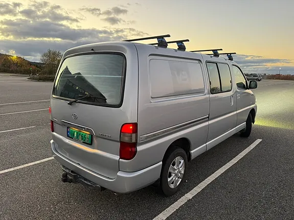 Toyota Hiace 2011 photo 4