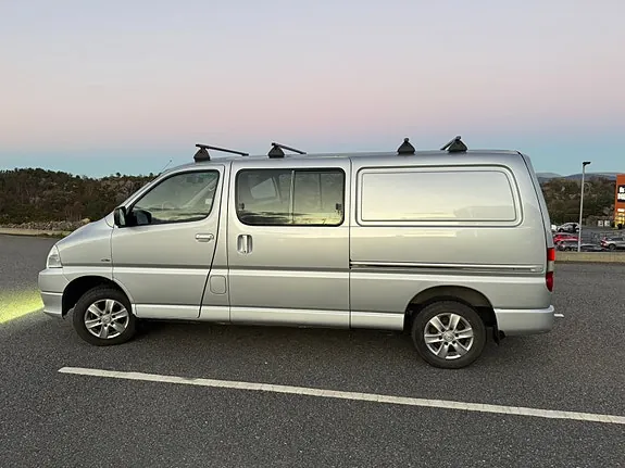 Toyota Hiace 2011 photo 5