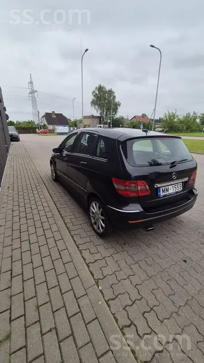 Mercedes-Benz B 180