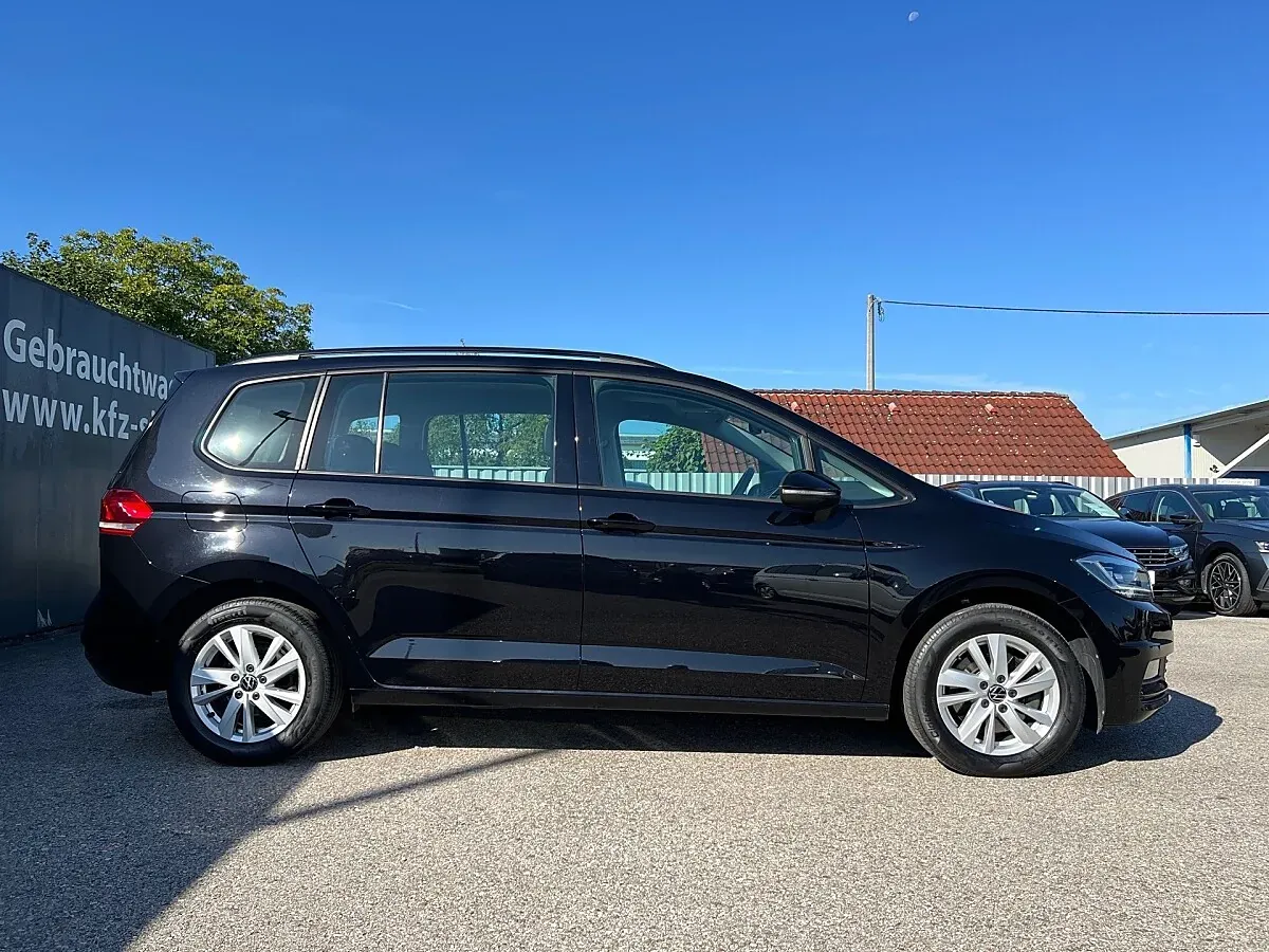Volkswagen Touran 2023 photo 2