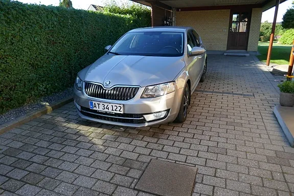 Skoda Octavia 2014 photo 2