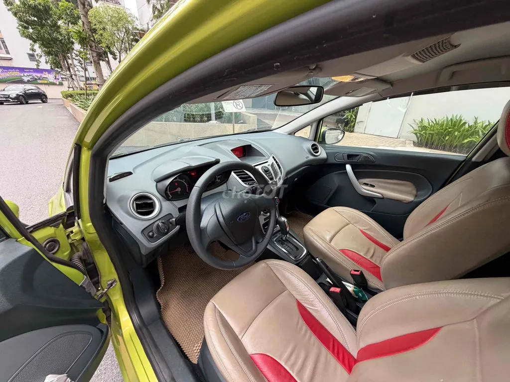 Ford Fiesta 2012 photo 2
