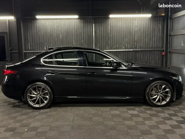Alfa Romeo Giulia 2017 photo 2