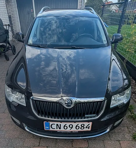 Skoda Superb 2011 photo 2
