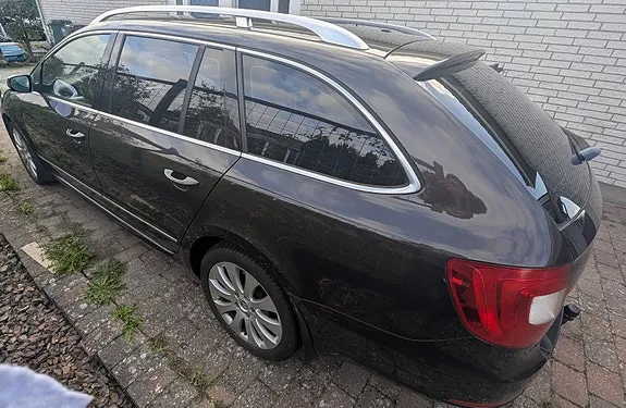 Skoda Superb 2011 photo 4