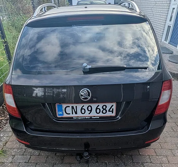 Skoda Superb 2011 photo 5