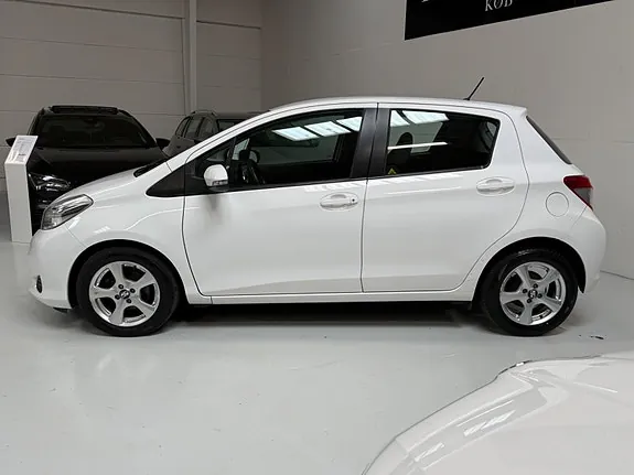 Toyota Yaris 2011 photo 2