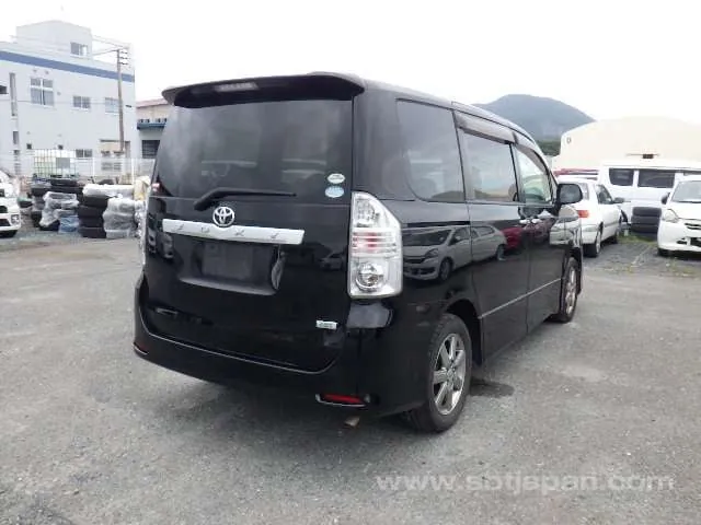 Toyota Voxy 2008 photo 4