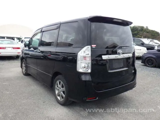 Toyota Voxy 2008 photo 3