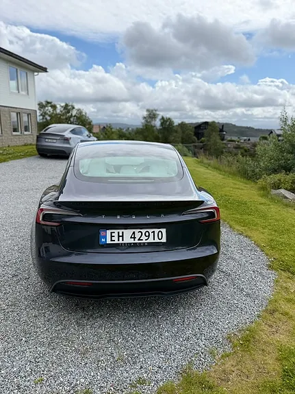 Tesla Model 3 2024 photo 2