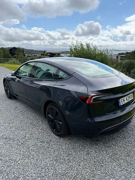 Tesla Model 3 2024 photo 3