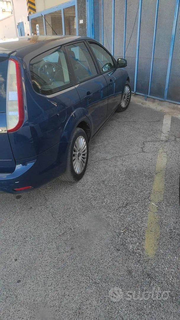 Ford Focus 2010 photo 2