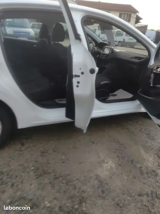 Peugeot 208 2016 photo 3