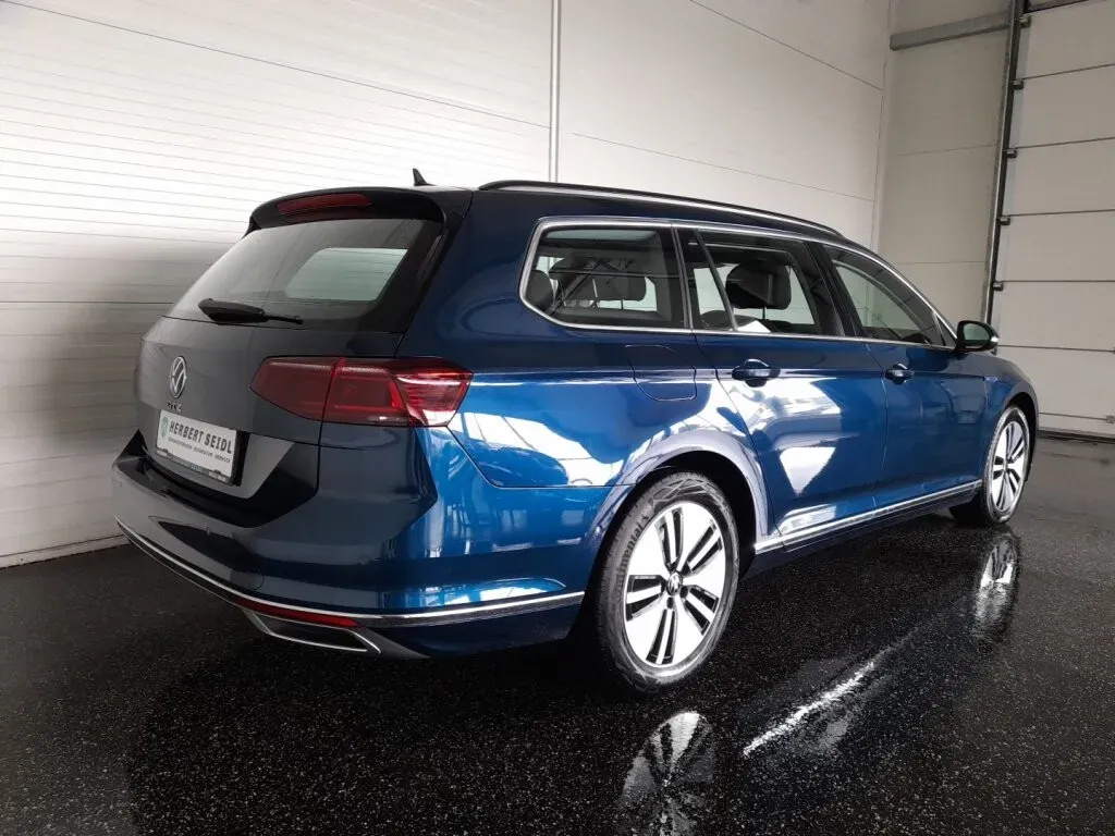Volkswagen Passat 2022 photo 2
