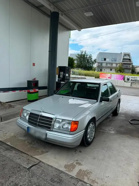 Mercedes-Benz 230E