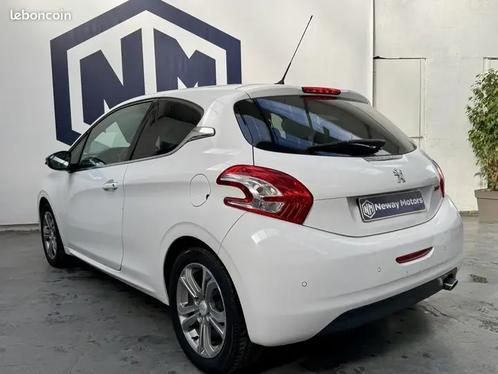 Peugeot 208 2012 photo 2