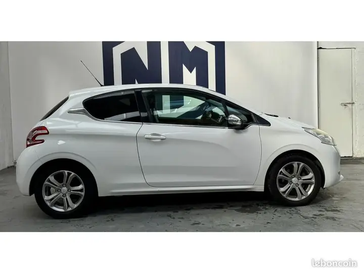 Peugeot 208 2012 photo 4