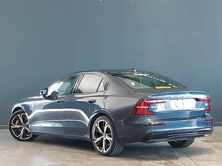 Volvo S60 2023 photo 2
