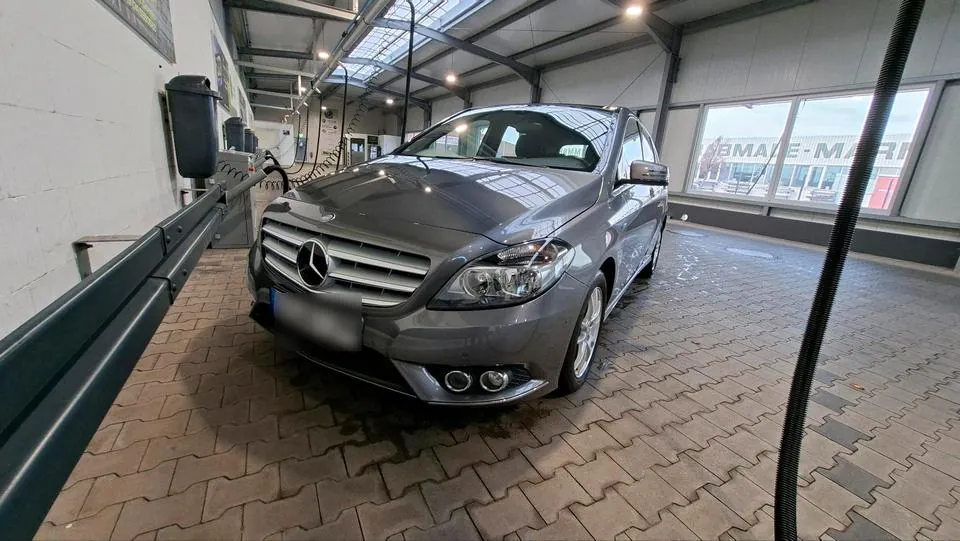 Mercedes-Benz B180