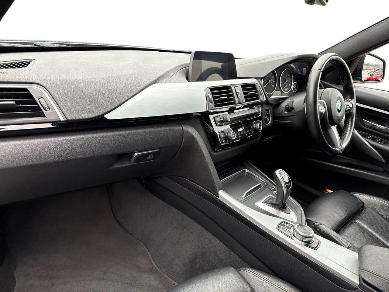BMW 3 Series 2019 photo 2