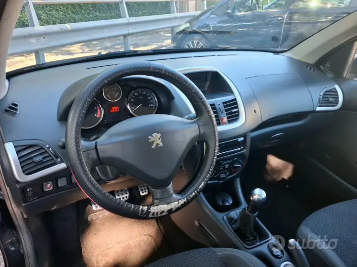 Peugeot 206 2011 photo 3