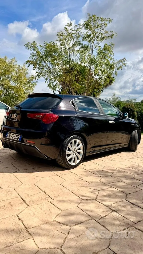 Alfa Romeo Giulietta 2011 photo 2