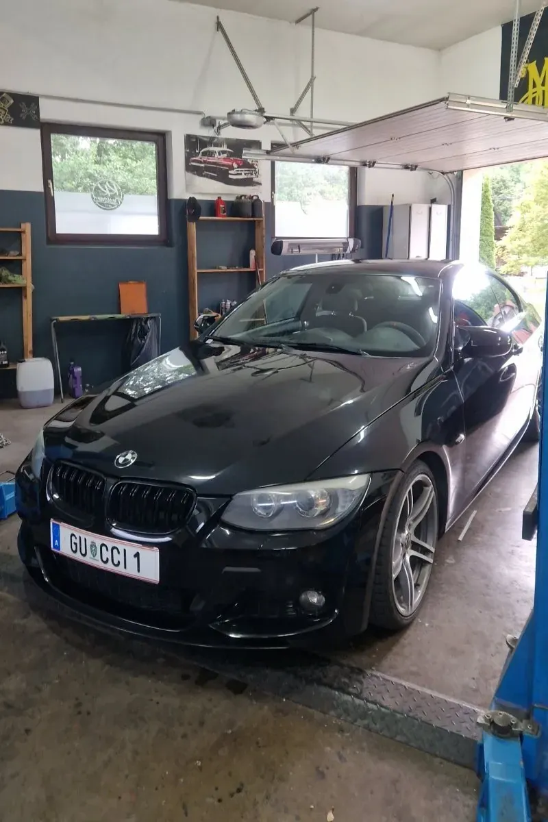 BMW 3Er-Reihe 330I 2010 photo 2