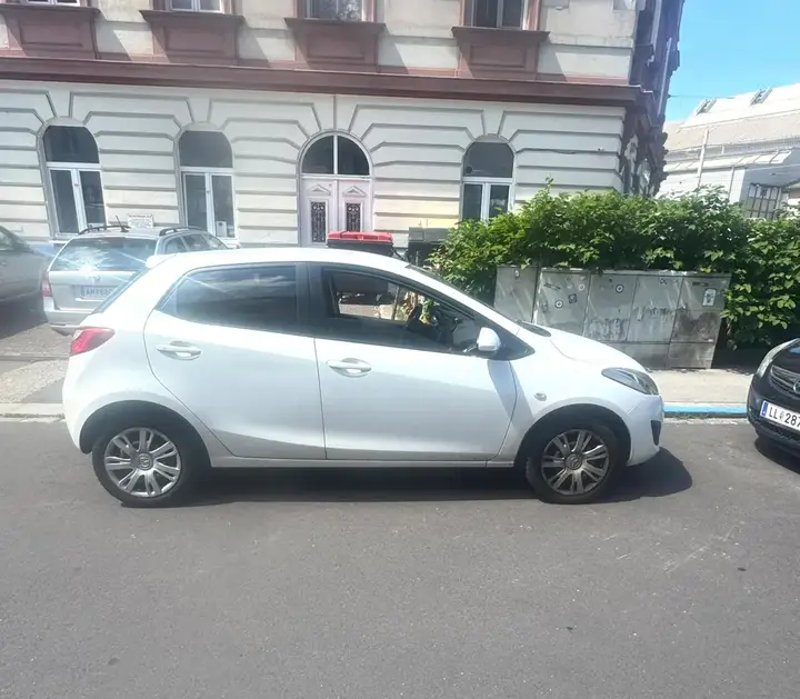 Mazda Mazda2 2011 photo 2