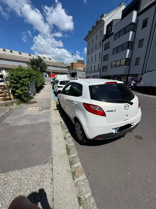 Mazda Mazda2 2011 photo 3