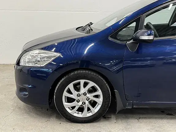 Toyota Auris 2010 photo 3