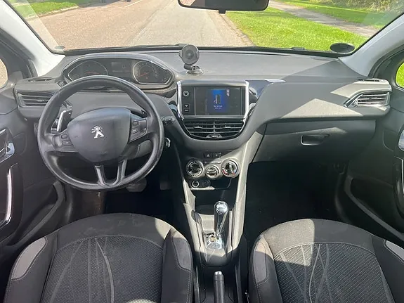 Peugeot 208 2012 photo 4