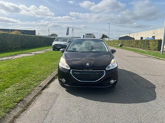 Peugeot 208 2012 photo 2