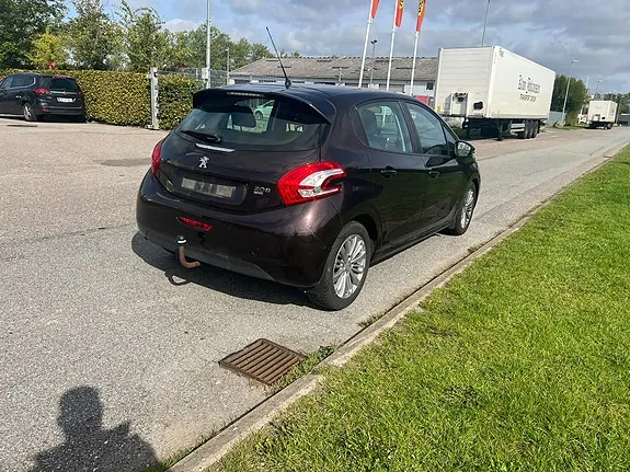 Peugeot 208 2012 photo 3